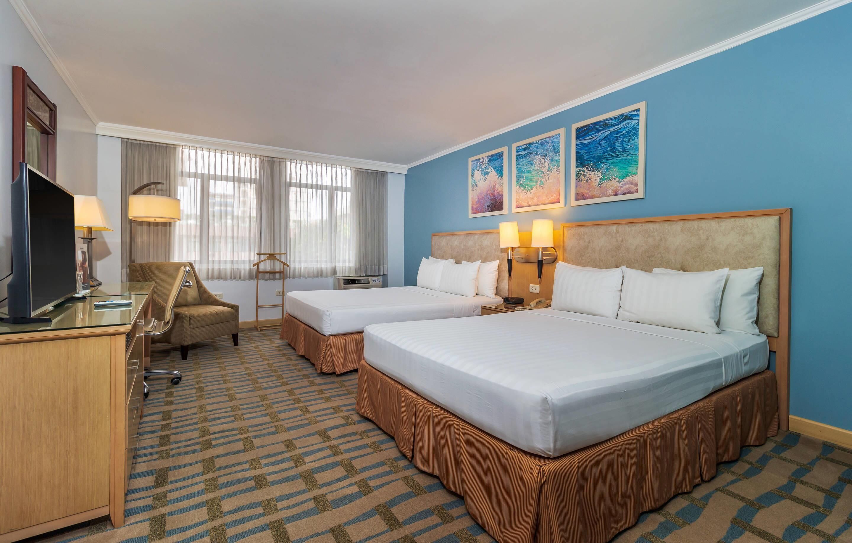 Minibar, caja de seguridad en la habitación y escritorio 