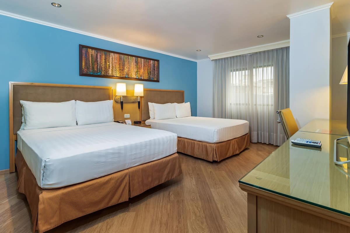 Minibar, coffres-forts dans les chambres, bureau