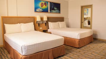 Ein Hotelzimmer mit zwei Betten, einem Nachttisch, Wandlampen und einem Gemälde über den Betten.