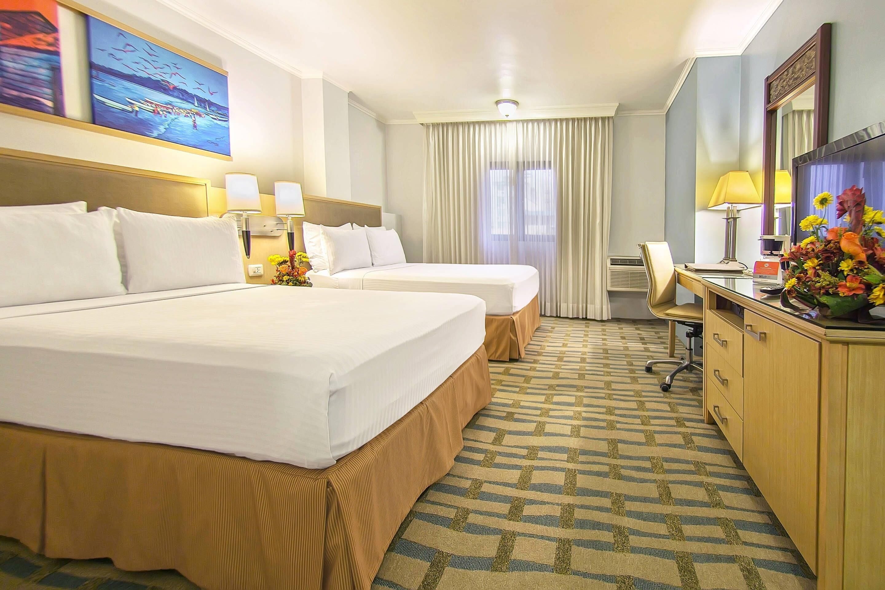 Standaard kamer, 2 tweepersoonsbedden, niet-roken | Een minibar, een kluis op de kamer, een bureau, een laptopwerkplek