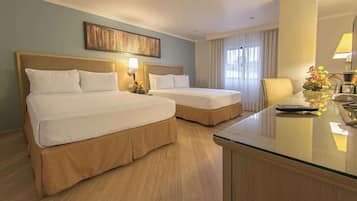 1 dormitorio, minibar, caja fuerte y escritorio