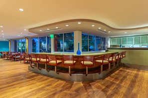 Se sirven desayunos y cocina internacional, con vista a la piscina