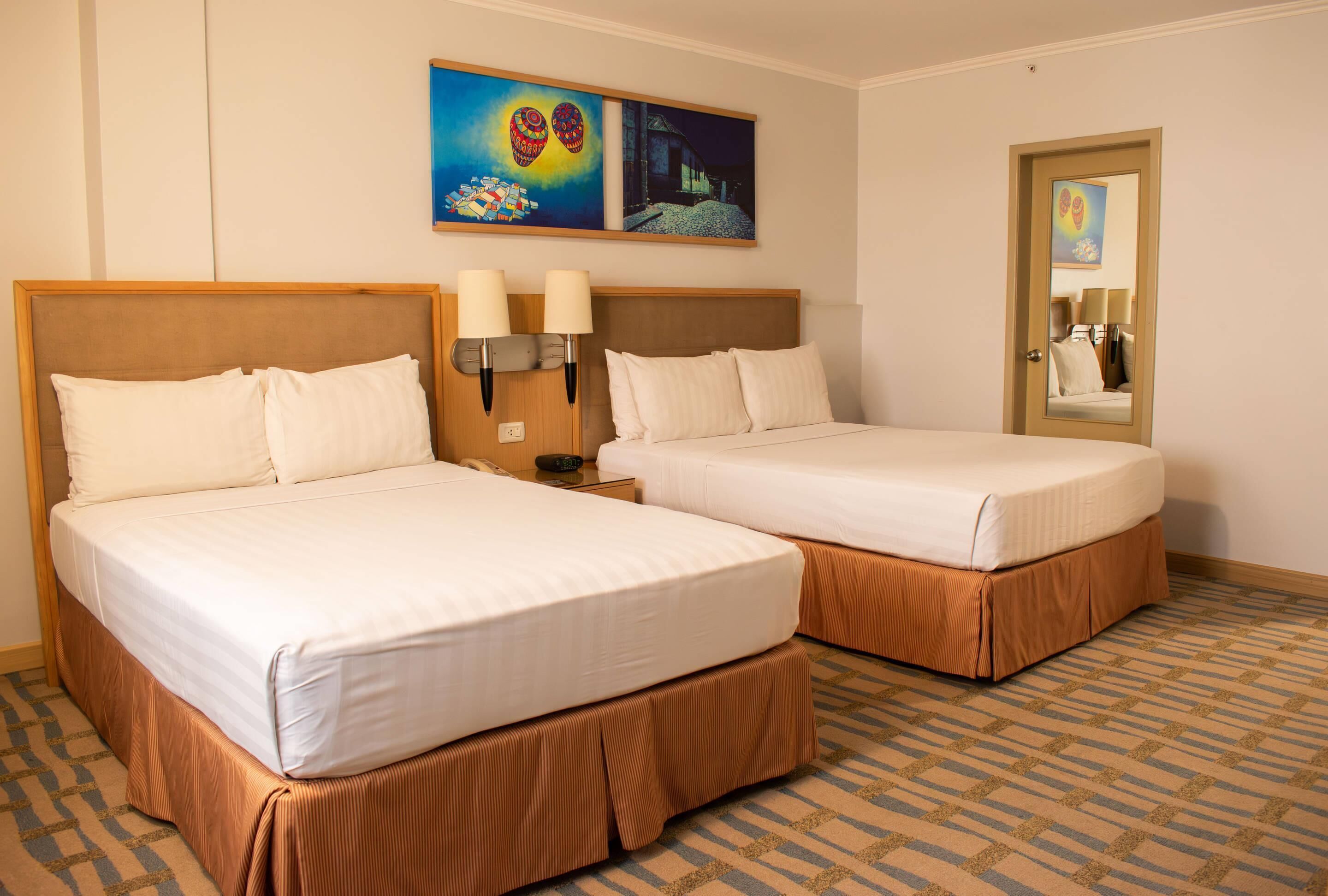 Kamer, Meerdere bedden, niet-roken (Upgrade) | Een minibar, een kluis op de kamer, een bureau, een laptopwerkplek