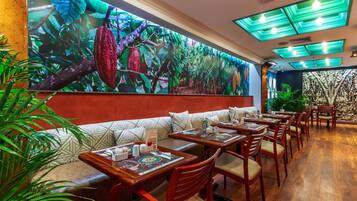 FrĂŒhstĂŒck, Mittagessen, internationale KĂŒche, Blick auf den Pool