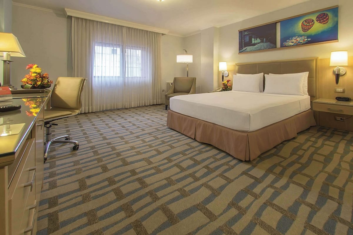 Deluxe Room, 1 Queen Bed, Non Smoking | 1 bedroom, minibar, in-room safe, desk