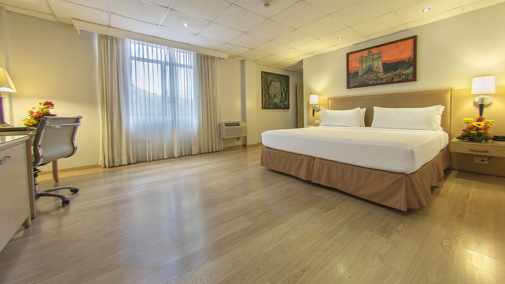 Minibar, coffres-forts dans les chambres, bureau