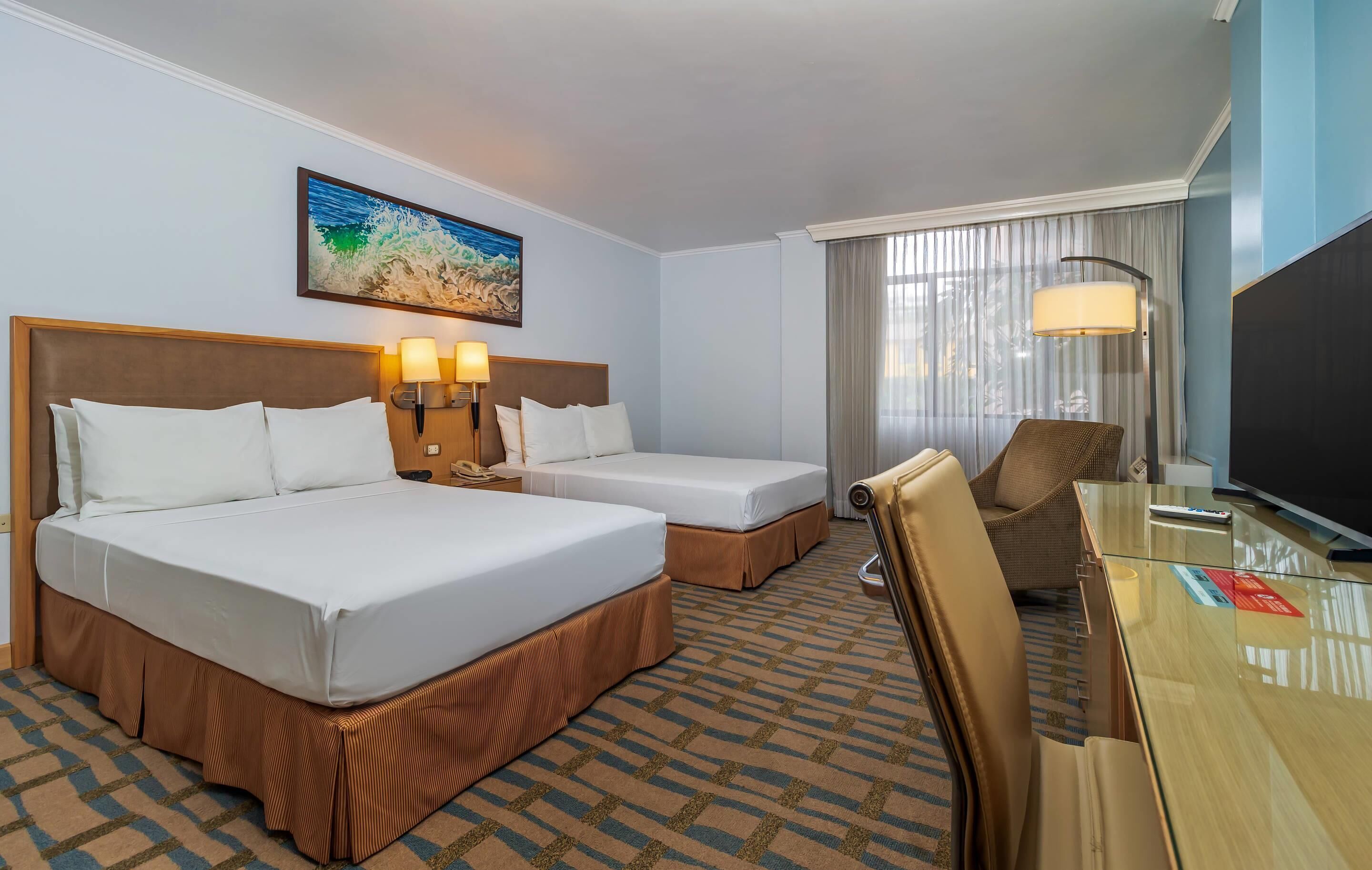 Kamer, 2 queensize bedden, niet-roken | Een minibar, een kluis op de kamer, een bureau, een laptopwerkplek