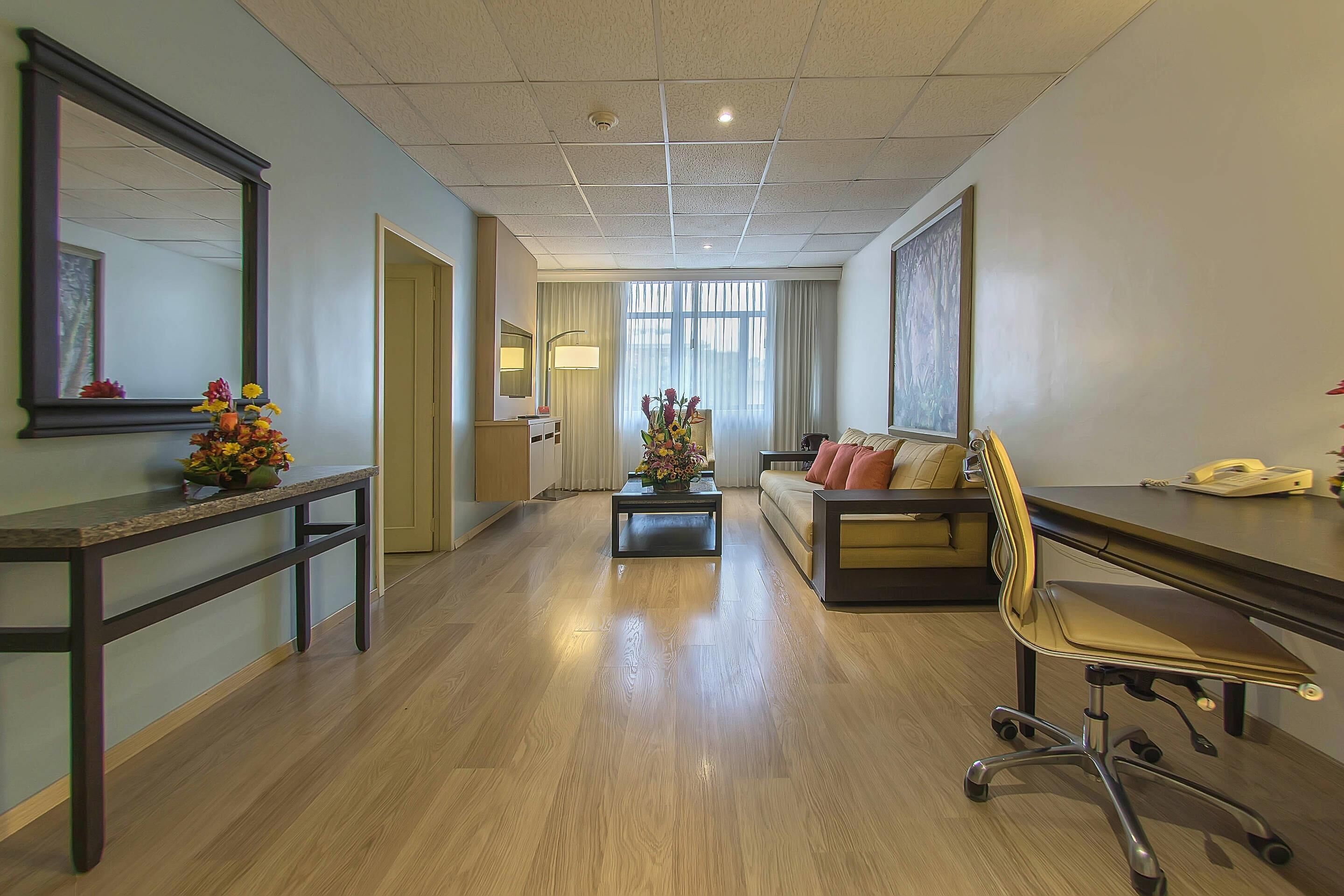 Standaard suite, 1 kingsize bed, niet-roken | Een minibar, een kluis op de kamer, een bureau, een laptopwerkplek