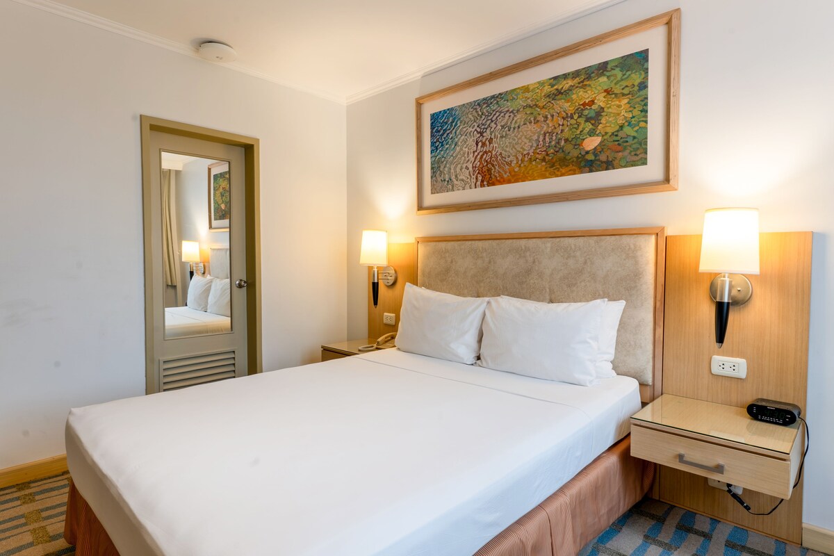 Deluxe kamer, 1 queensize bed, niet-roken | Een minibar, een kluis op de kamer, een bureau, een laptopwerkplek