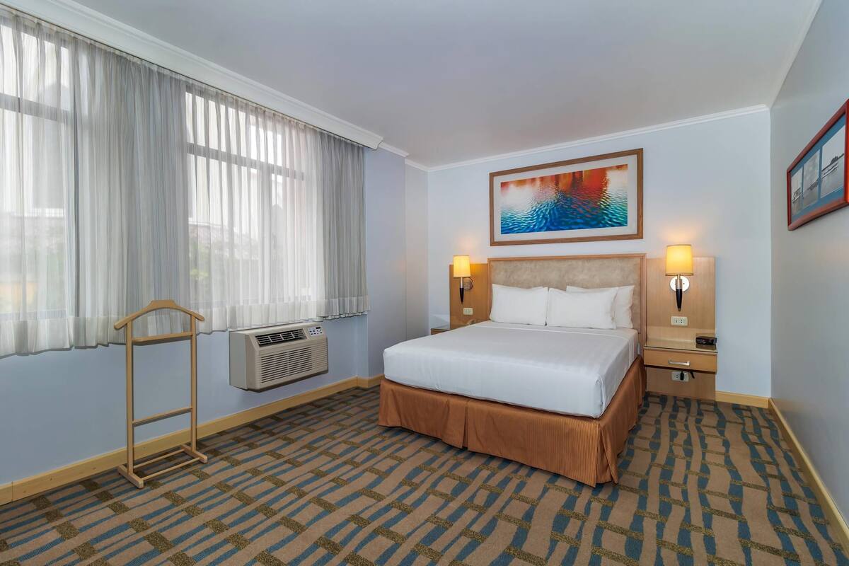 Room, 1 Double Bed, Non Smoking | Minibar, in-room safe, desk, laptop workspace