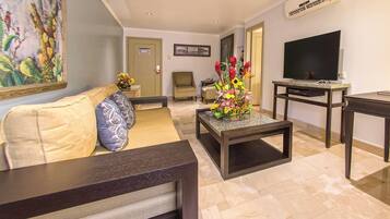 Suite, 2 camas matrimoniales, para no fumadores | 1 habitación, minibar, caja de seguridad en la habitación y escritorio