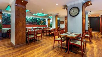 Phục vụ bữa sáng, món ăn mang phong cách quốc tế, nhìn ra hồ bơi