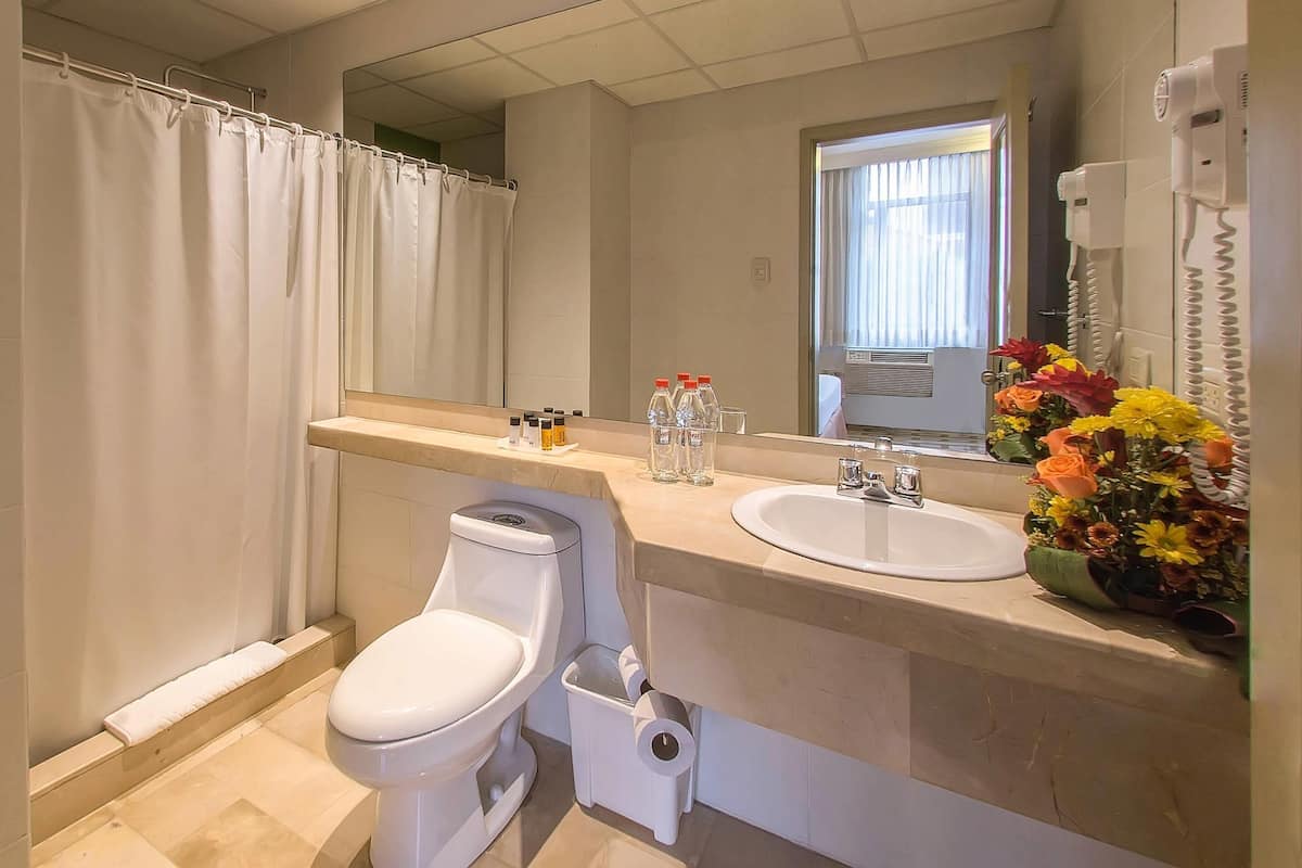 1 quarto, frigobar, cofres nos quartos, escrivaninha