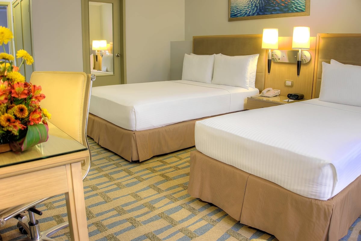 Quarto, várias camas, para não fumantes | 1 quarto, frigobar, cofres nos quartos, escrivaninha