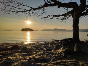 在海滩、白沙、帆船运动、划皮艇