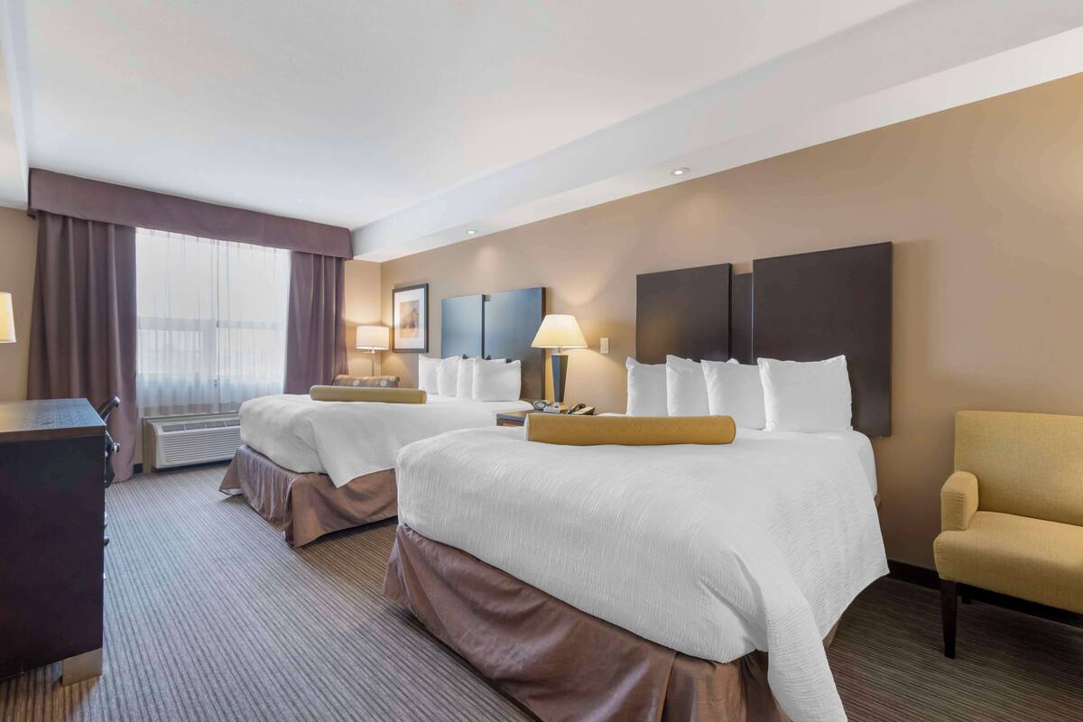 in-room safe, desk, laptop workspace, blackout curtains