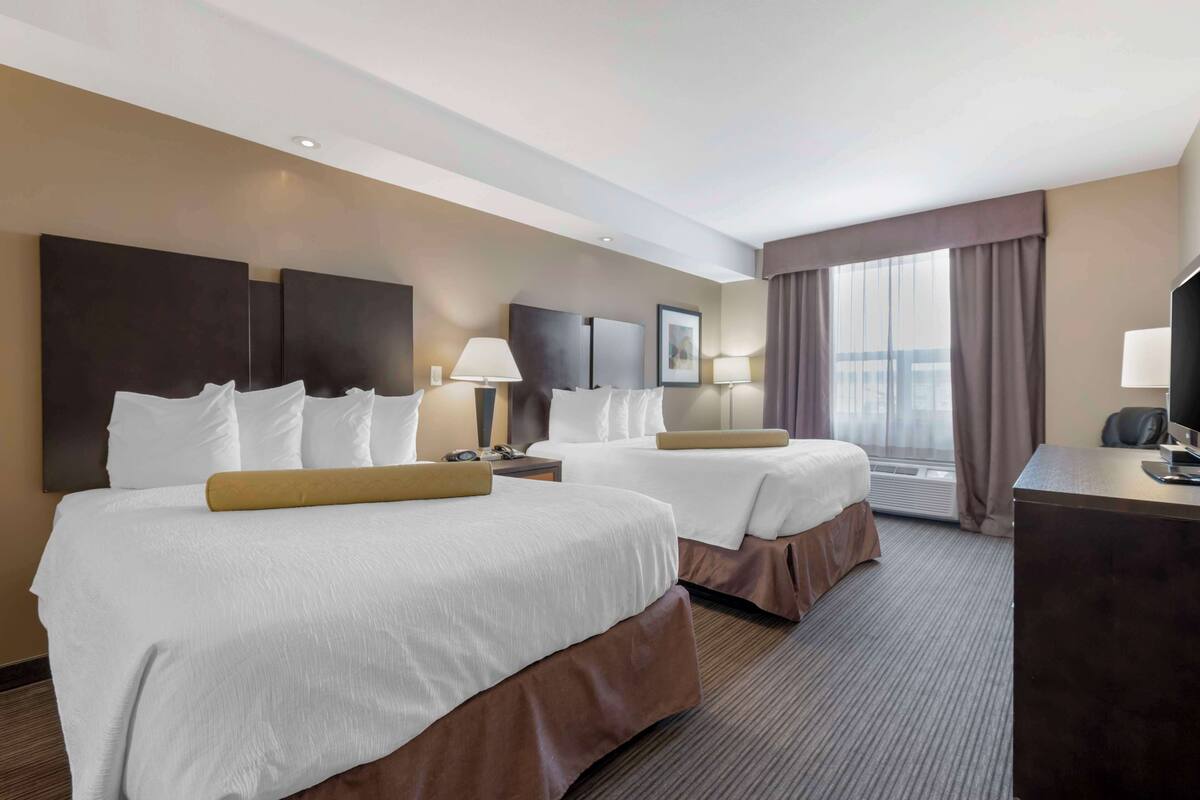 in-room safe, desk, laptop workspace, blackout curtains