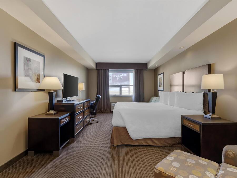 Standard Room, 1 King Bed, Non Smoking, Kitchenette | In-room safe, desk, laptop workspace, blackout curtains