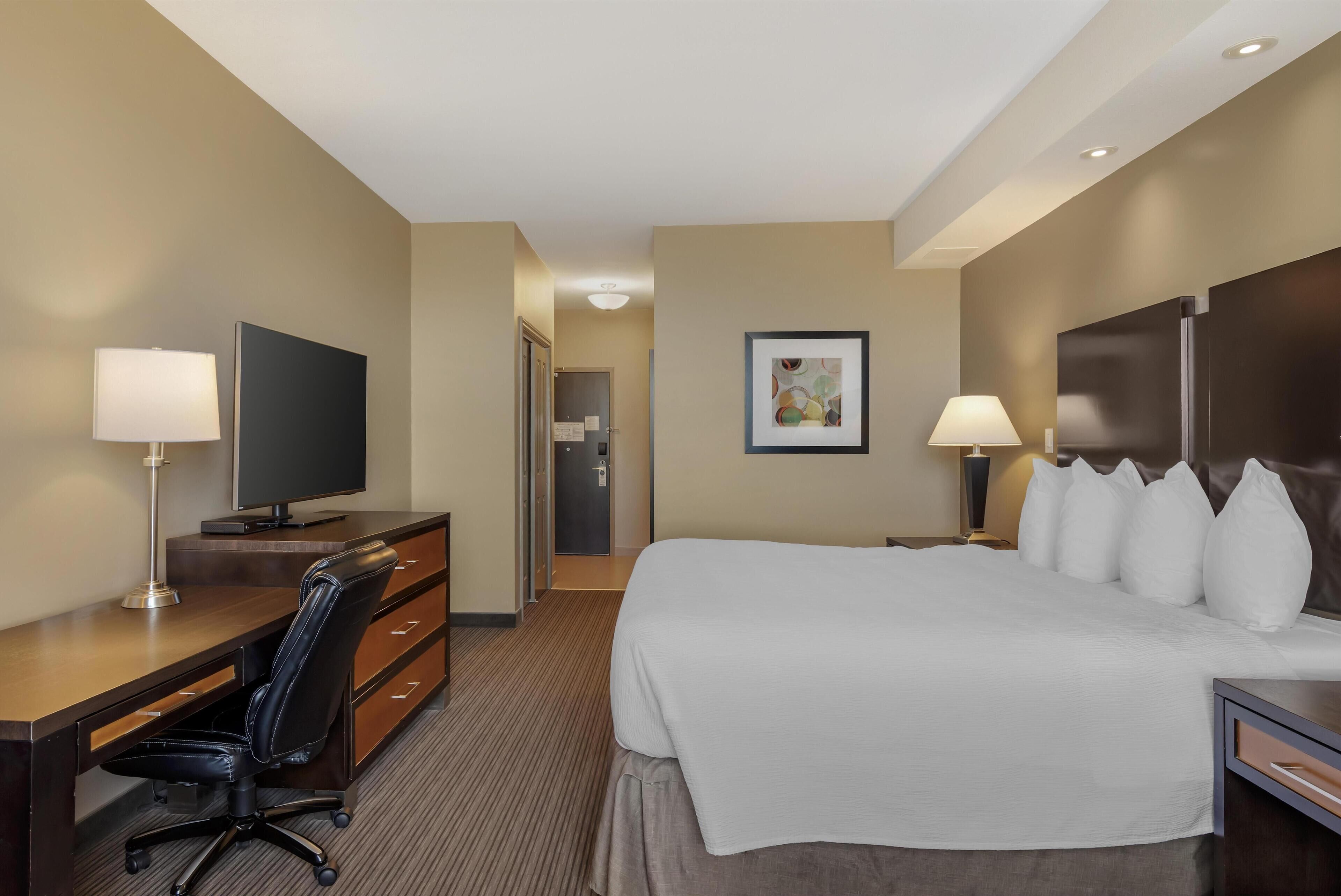 Standard Room, 1 King Bed, Accessible, Kitchenette | In-room safe, desk, laptop workspace, blackout drapes