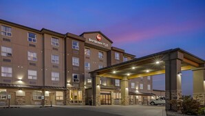 A Best Western PLUS hotel with a covered entrance, multiple floors, and a stone facade. - Best Western Plus Moose Jaw (Moose Jaw)