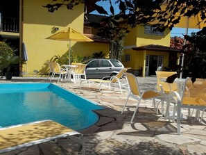 Outdoor pool, pool umbrellas, sun loungers - Pousada Sol e Mar (Paraty)