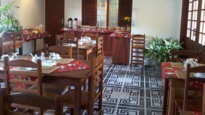 بوفيه فطو ر مجانًا يوميًا