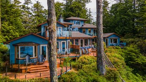 Exterior - A Snug Harbour Inn (Ucluelet)