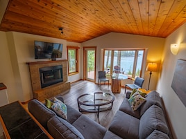 Luxury Single Room, 1 King Bed, Fireplace, Ocean View (ATLANTIS SUITE) | 1 dormitorio, ropa de cama de alta calidad, sistema de insonorización