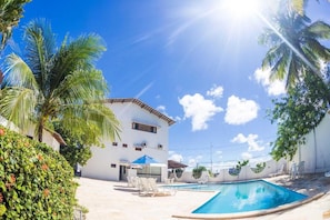 Piscina externa, guarda-sóis, espreguiçadeiras