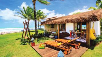 Bangalô luxo | Frigobar, cofres nos quartos, individualmente mobiliados, escrivaninha