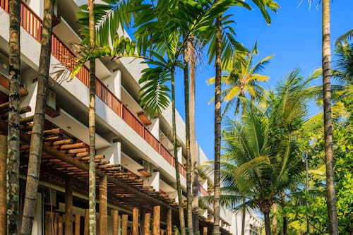 Apartamento Quintal Vista Piscina | Frigobar, cofres nos quartos, individualmente mobiliados, escrivaninha