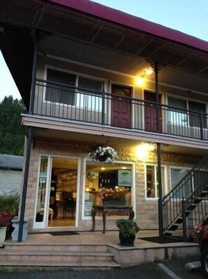 Front of property – evening/night - Horseshoe Bay Motel (West Vancouver)