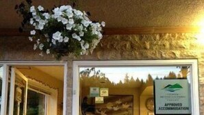 L’entrée d’un hôtel, avec une enseigne indiquant qu’il s’agit d’un établissement agréé.