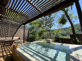 传统双床房, 无烟房 (KAGUYAMA, Open Air Bath) | 浴室 | 免费洗浴用品、吹风机、拖鞋、电子马桶