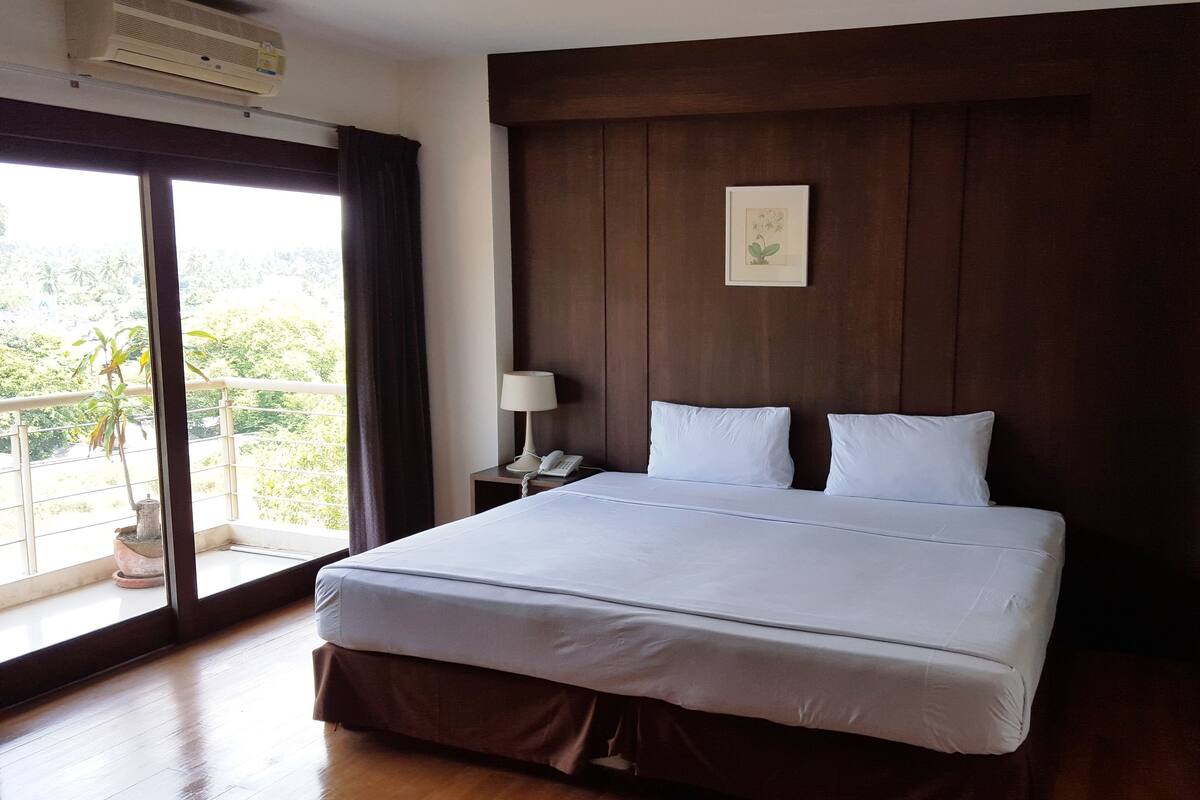 Minibar, desk, WiFi (free)