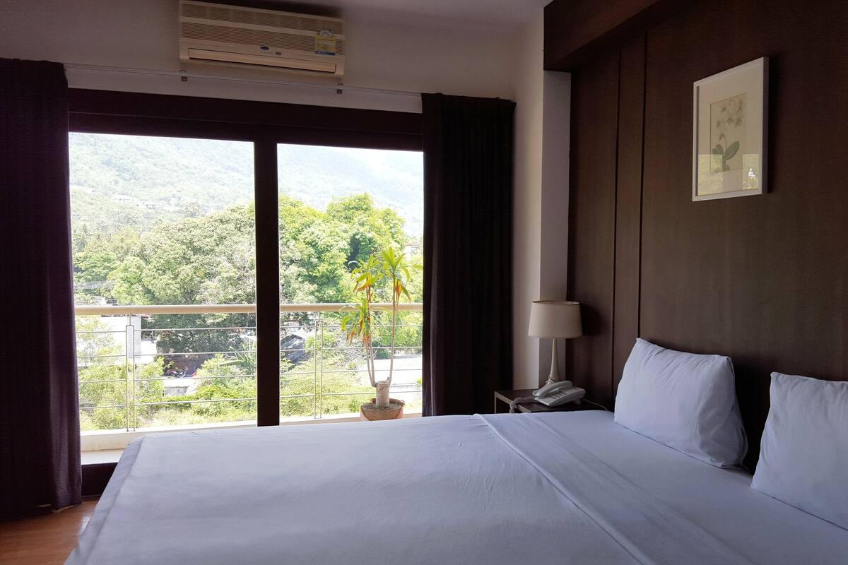 Family Room | Minibar, desk, WiFi (free)