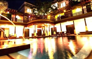 Un hôtel doté d’une piscine, de nombreux balcons et d’espaces extérieurs aménagés pour se détendre.