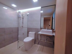 Deluxe Room | Bathroom | Shower, free toiletries, hair dryer, towels - Common Living (Chiang Mai)
