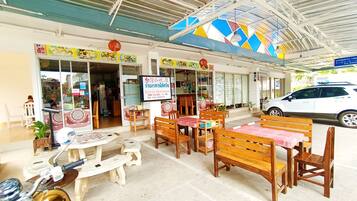 Lunch and dinner served, international cuisine