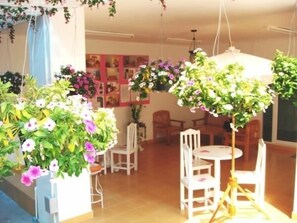 Lunch and dinner served, international cuisine