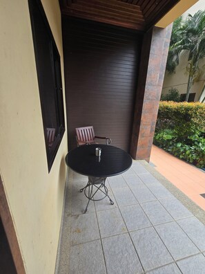 مكتب ومساحة عمل للكمبيوتر المحمول وواي فاي مجانًا وملاءات أسرّة