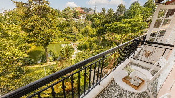 Family Suite (Mimosa) | Terrace/patio - Terrasse Des Roses (Lang Biang - Da Lat)