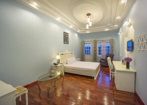 Suíte (Sun Flower) | Roupas de cama premium, edredons de pluma, frigobar, cofres nos quartos