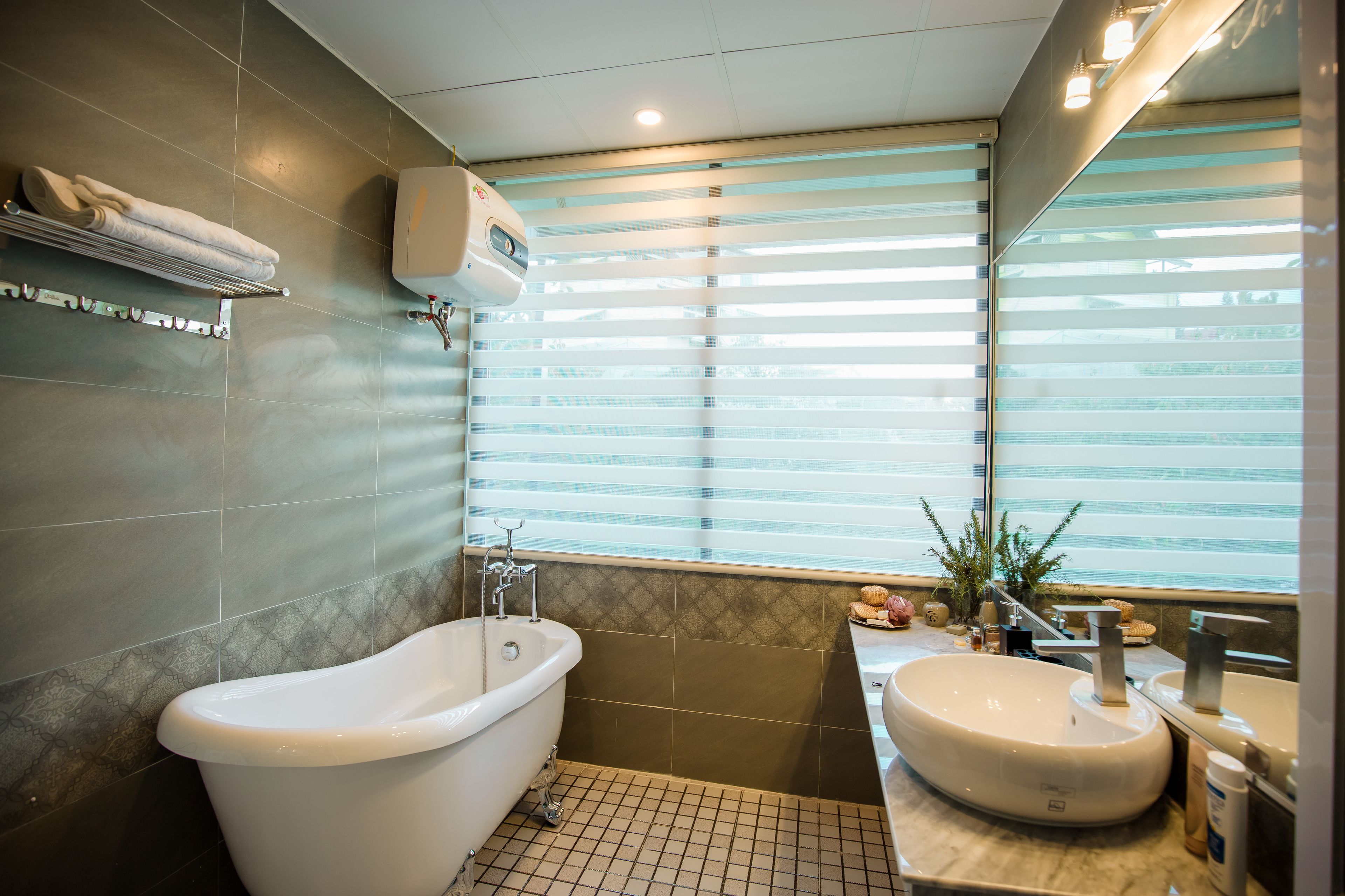 family room (mimosa) | bathroom | bathtub, free toiletries, hair dryer, bathrobes