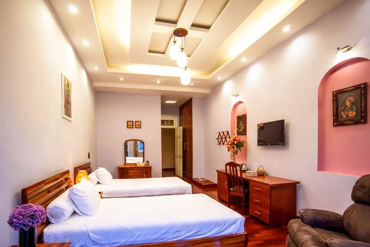 Chambre quadruple (Lotus) | Literie de qualité, couette en duvet, minibar, coffre-fort