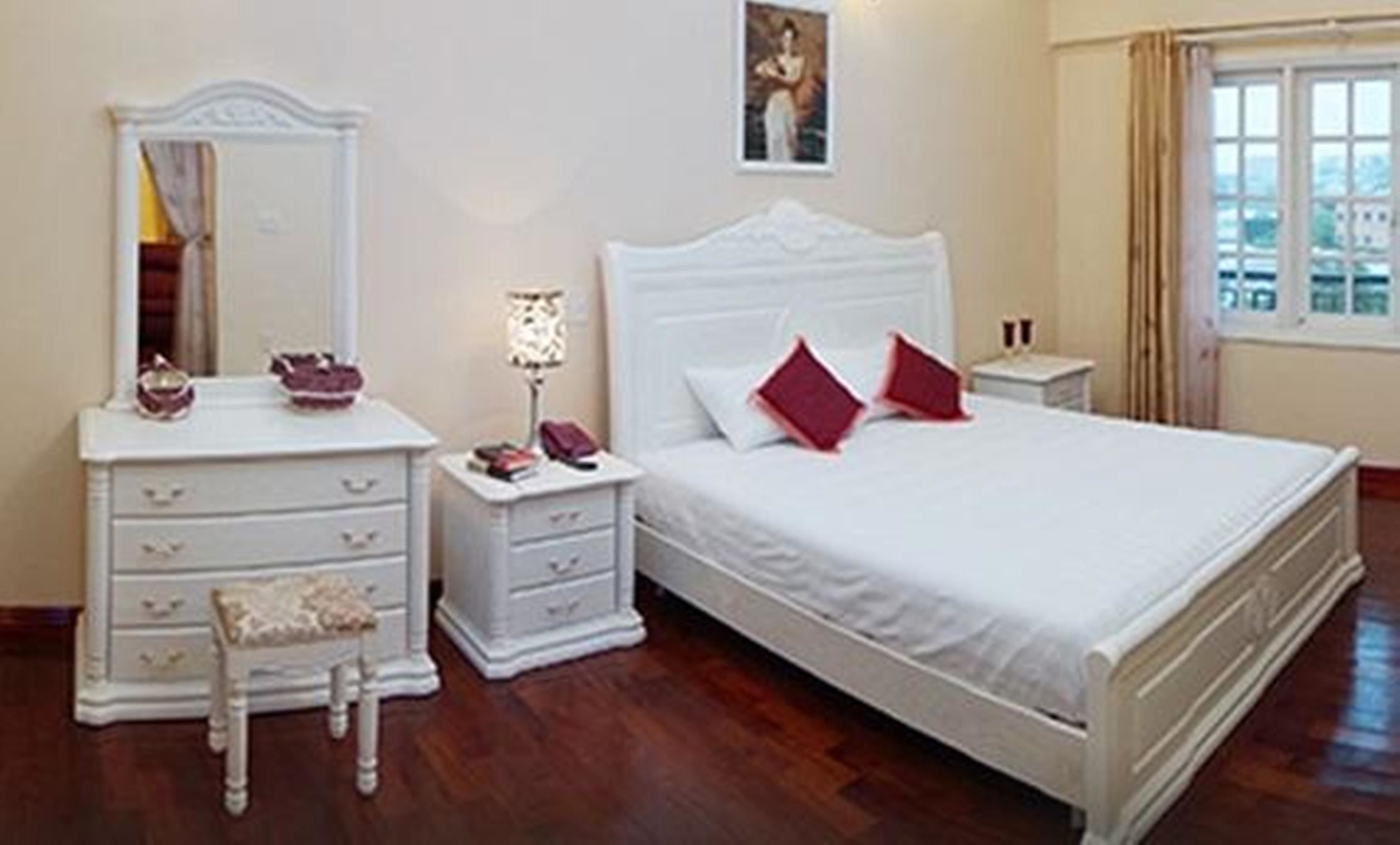 premium bedding, down duvets, minibar, in-room safe