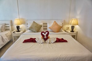 خزنة داخل الغرفة ومكتب وأسرّة أطفال/رضّع (مجانًا) وأسرّة قابلة للطي