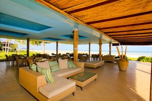 بوفيه فطور يوميًا بتكلفة قدرها (250 THB للشخص)