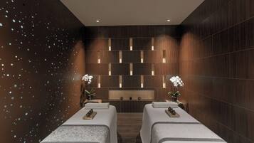 Un cuarto de spa con dos camas, un mostrador de recepción y una pared con un diseño geométrico.