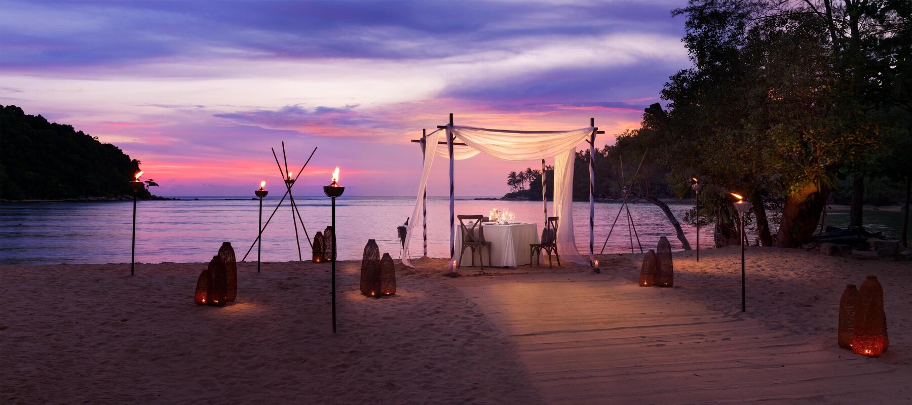 Beach nearby, sun-loungers, beach umbrellas, beach towels